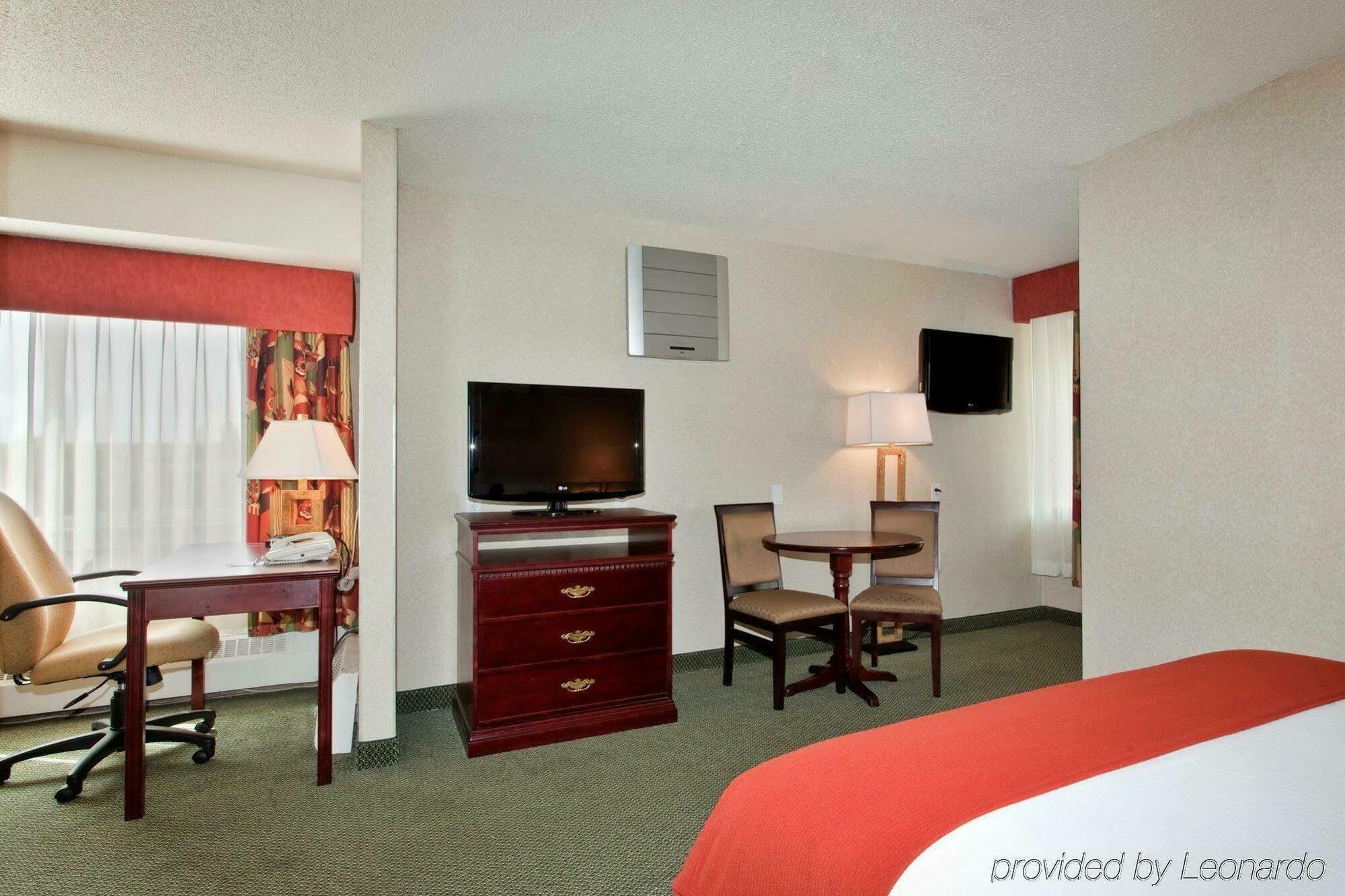 Holiday Inn Express Red Deer By Ihg Room photo